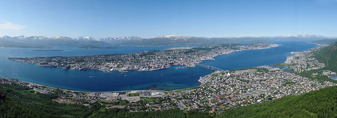 Tromsø og fjellene rundt byen sett fra Fjellheisen